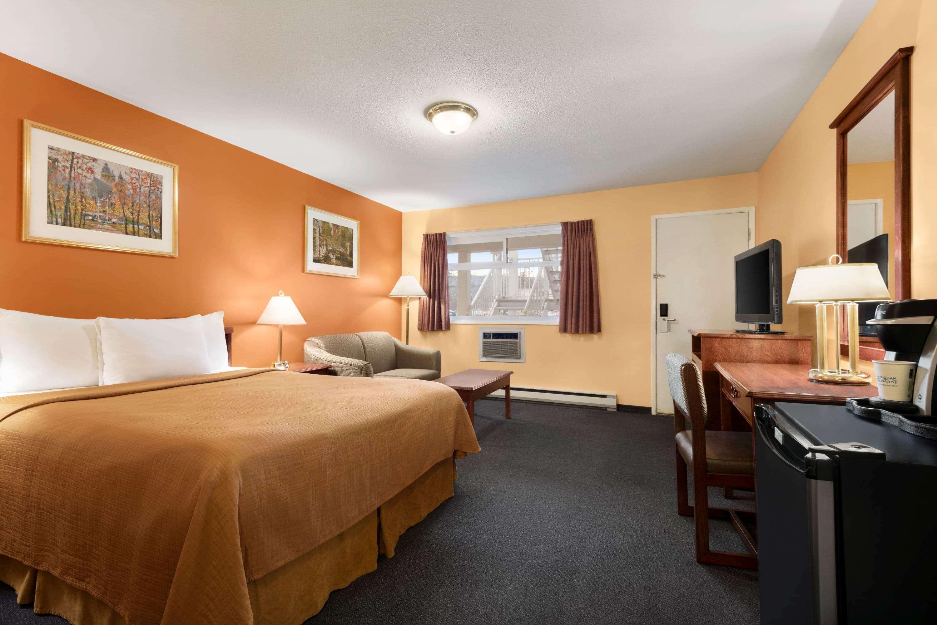 Travelodge By Wyndham Quesnel Bc Экстерьер фото