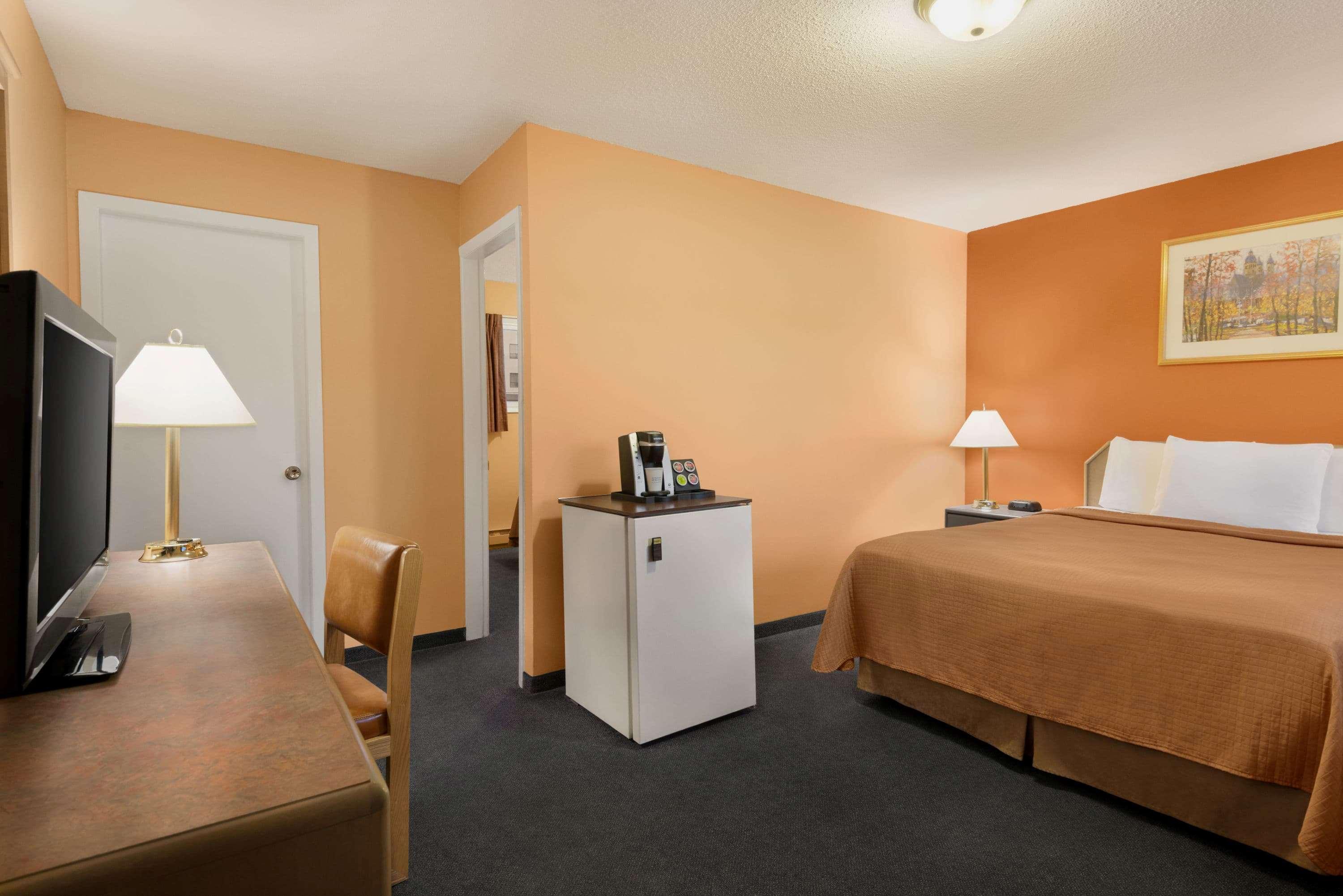 Travelodge By Wyndham Quesnel Bc Экстерьер фото
